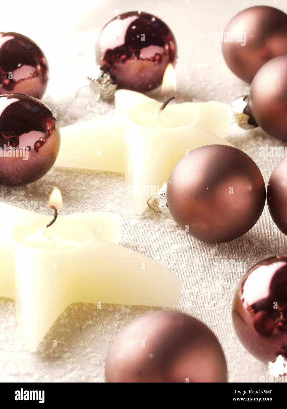 Close-up of Christmas Ornaments and star shape allumé des bougies Banque D'Images