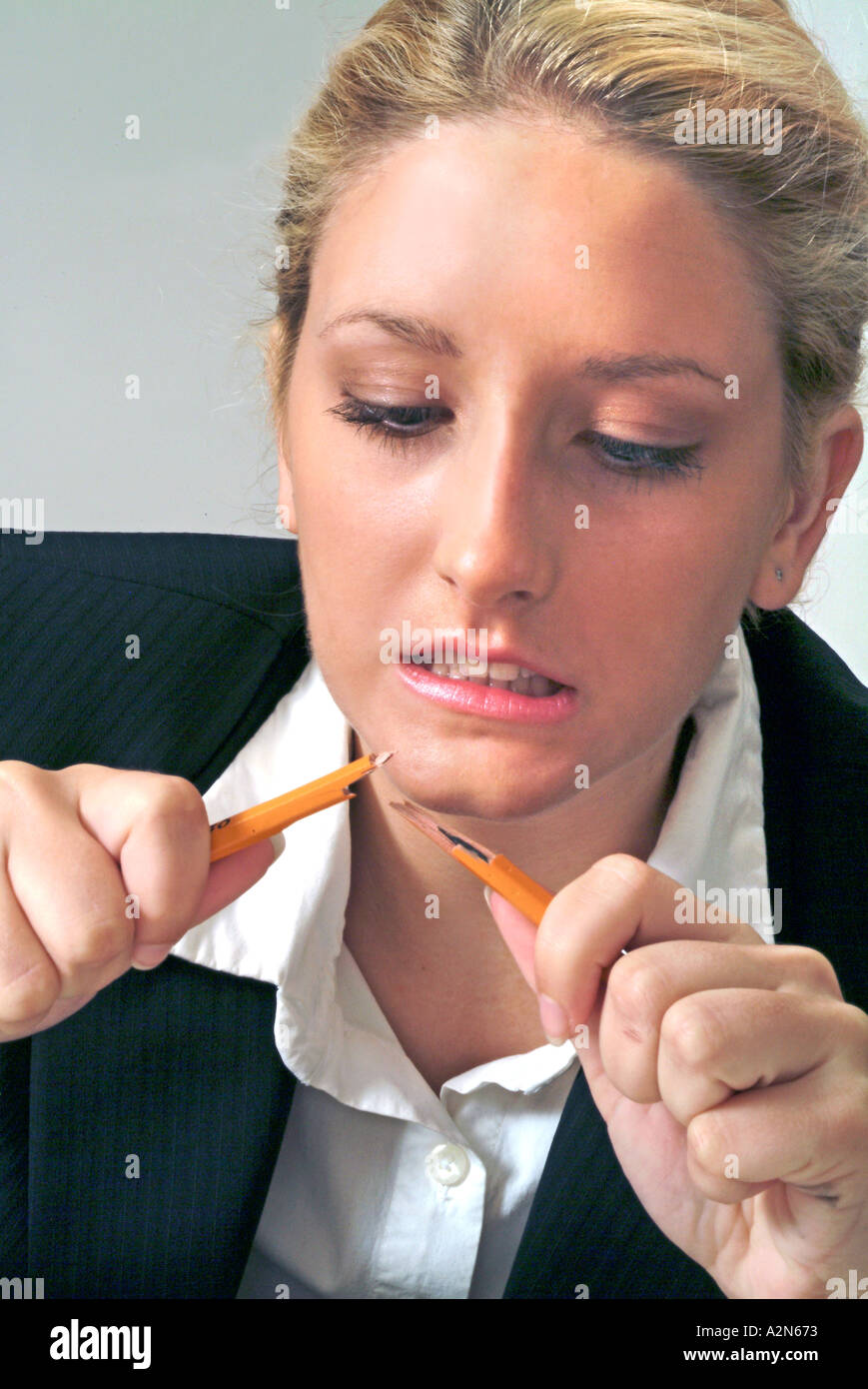 Businesswoman en tailleur sur fond blanc Banque D'Images