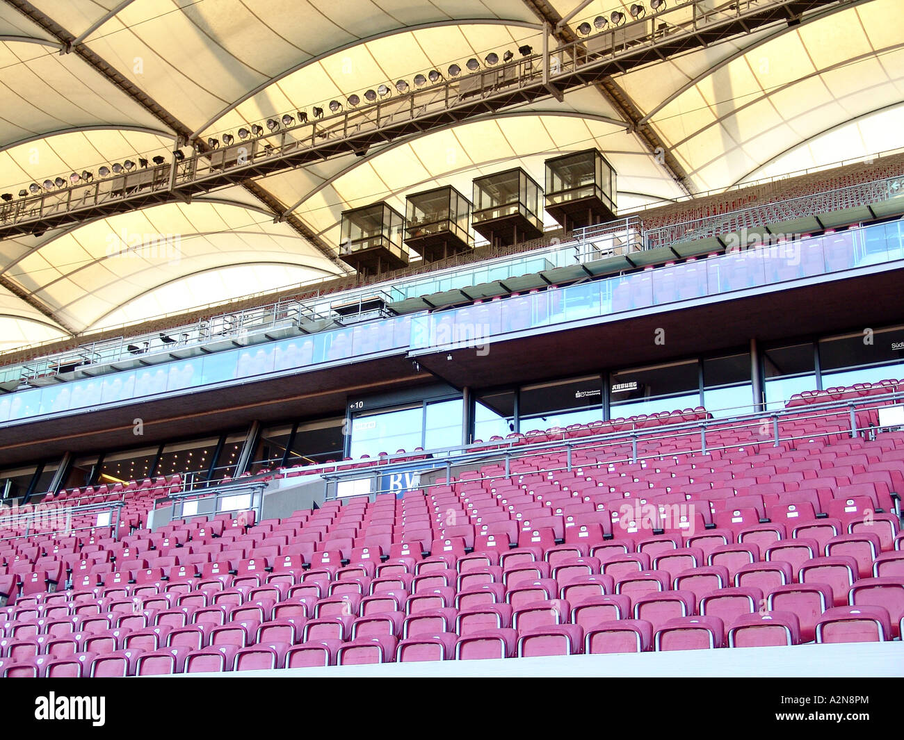 Le stade de football vide, le stade Gottlieb-Daimler-, Stuttgart, Bade-Wurtemberg, Allemagne Banque D'Images