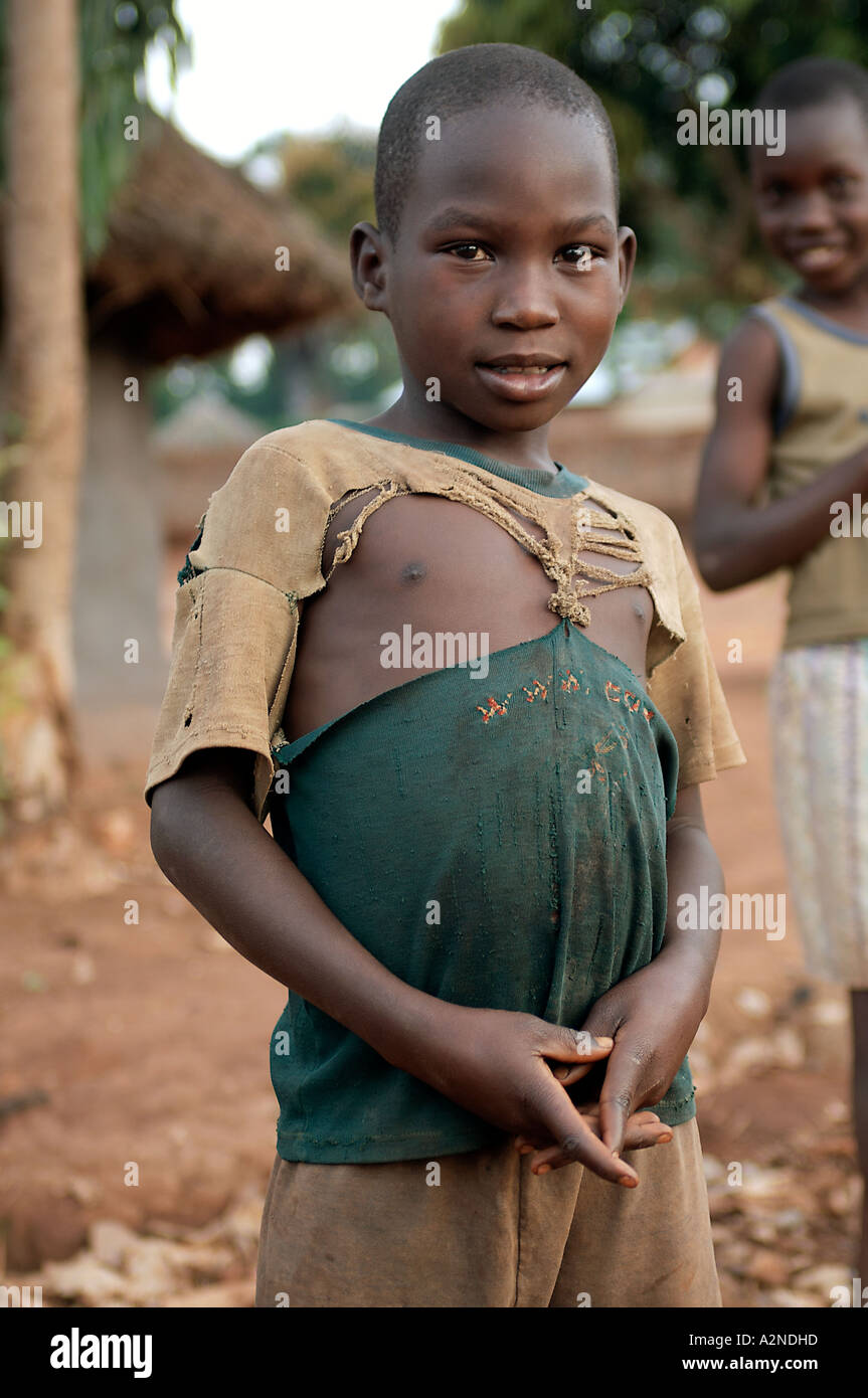 Boy standing in camp IDP Banque D'Images