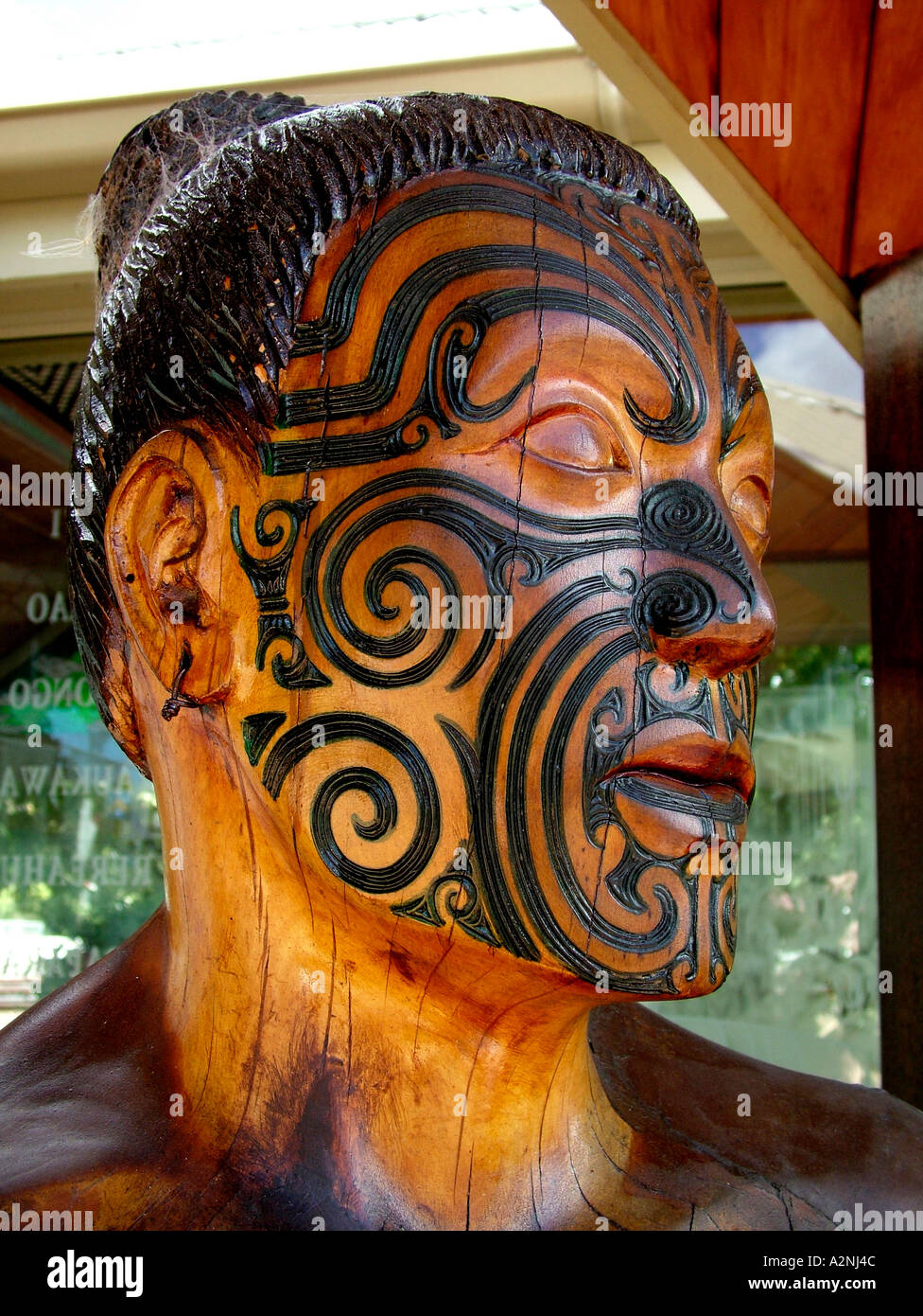 La sculpture sur bois de Maoris warrier avec tatouage facial traditionnel moko Île du Nord Nouvelle-zélande Banque D'Images