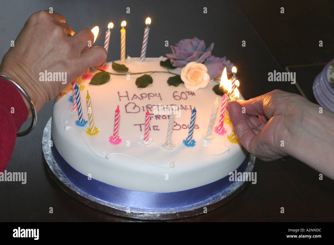 L Allumage Des Bougies Sur Le Gateau D Anniversaire Photo Stock Alamy