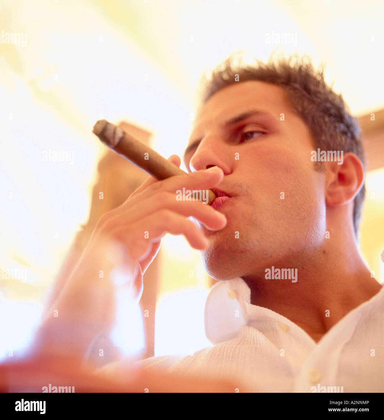 Close-up of a young man smoking cigar Banque D'Images