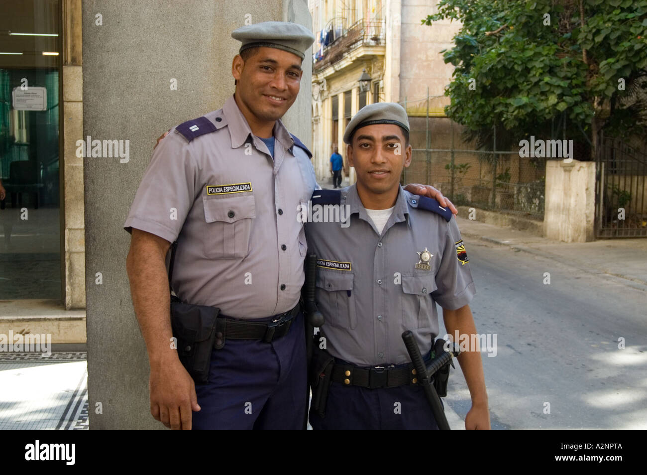 Portrait de deux policiers debout sur coin de rue, La Havane Cuba Banque D'Images