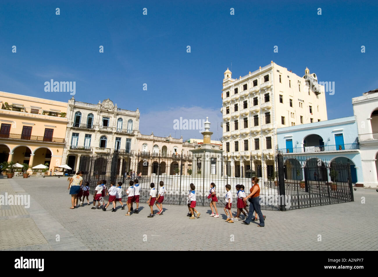 Les enfants de l'école par leurs enseignants dans la Plaza Vieja, La Havane Cuba Banque D'Images