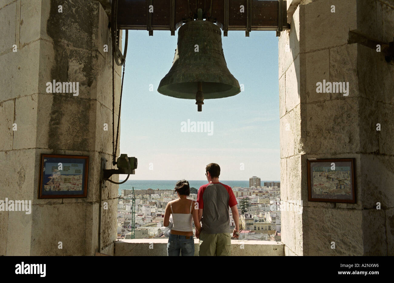 Cadix, Andalousie, espagne. Un jeune couple profitez de la vue depuis le beffroi de la Cathédrale de Cadix Banque D'Images