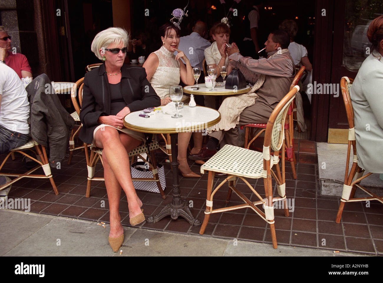 Royaume-uni, Angleterre, Londres. Cafe society à la station Sloane Square à Chelsea Banque D'Images