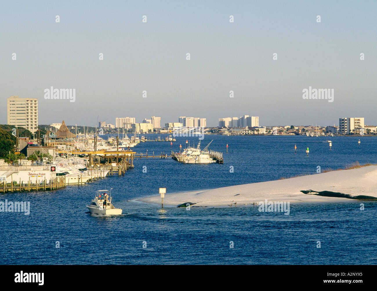 Bateau de pêche entrant dans le port de la populaire station balnéaire de Destin de pêche sur la côte du golfe de Floride, USA Banque D'Images