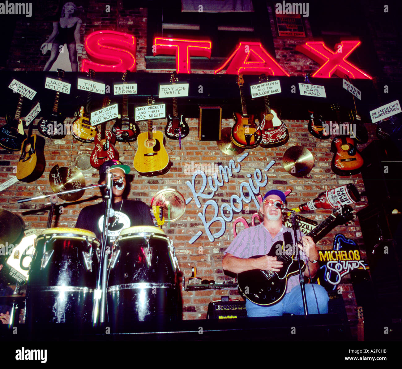 Beale Street, Memphis, Tennessee, USA. La musique blues tous les soirs dans le Rum Boogie Café. Label Stax original signe au-dessus de scène Banque D'Images