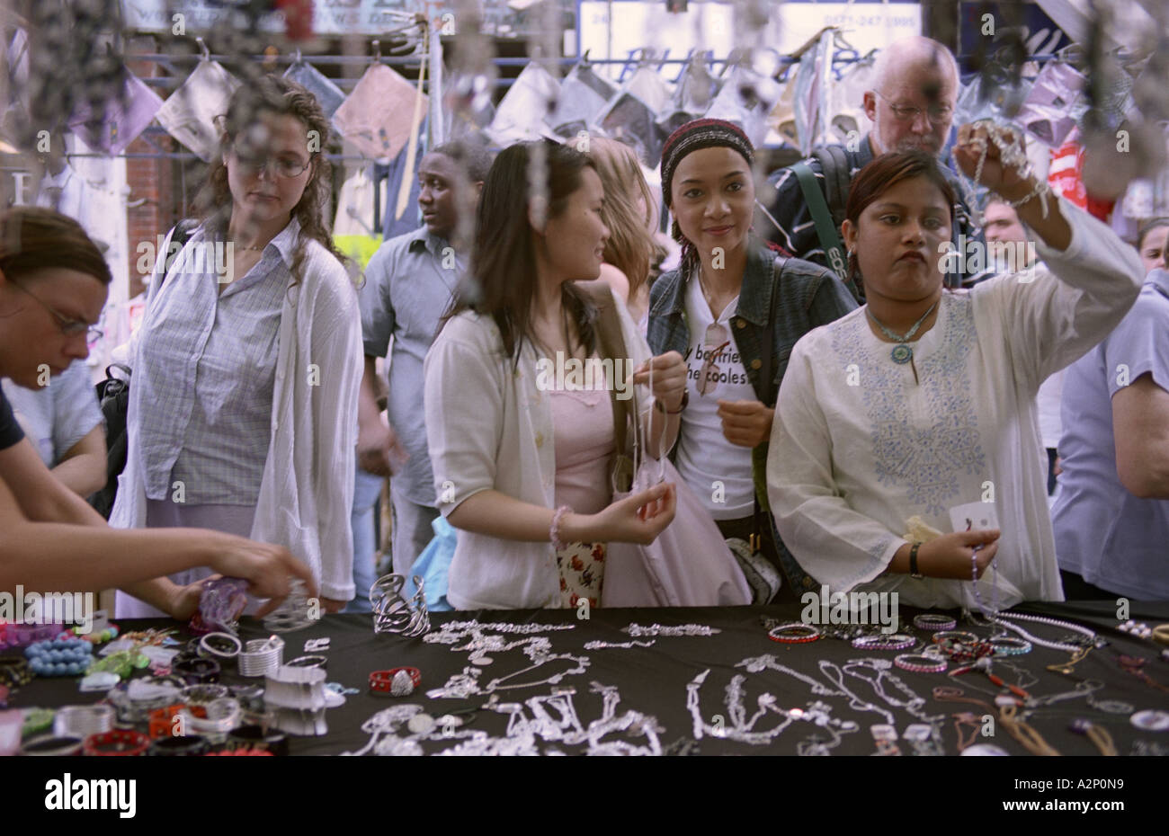 Bloquer la vente de colliers et bracelets à marché Petticoat Lane, Londres, Royaume-Uni Banque D'Images