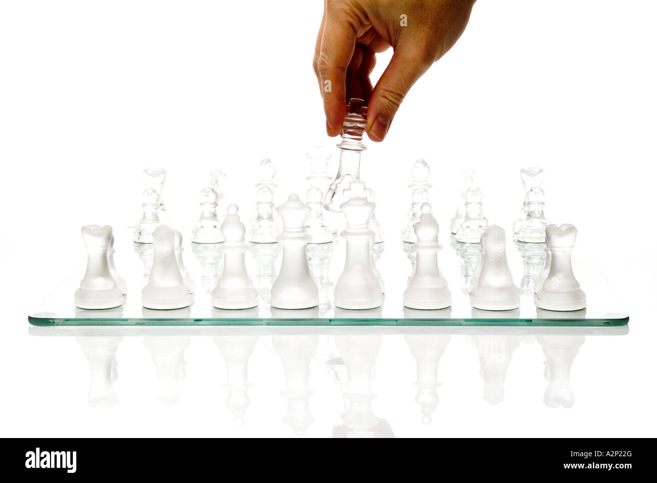 Le jeu d'échecs en verre part le déplacement d'une pièce d'échecs Banque D'Images