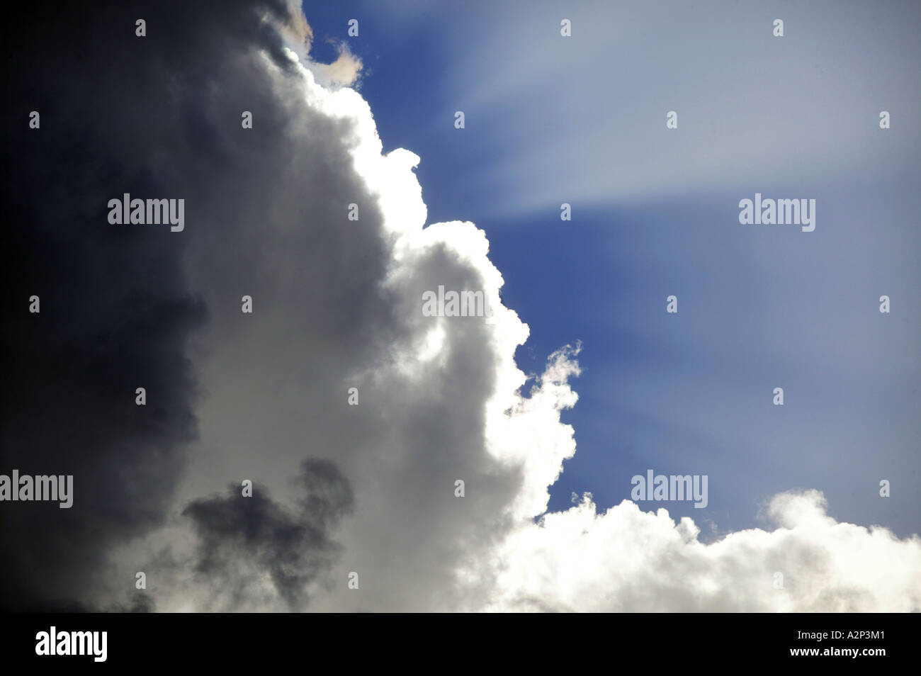 Un nuage avec une doublure argentée au-dessus de Stratford Upon Avon, Warwickshire UK Banque D'Images