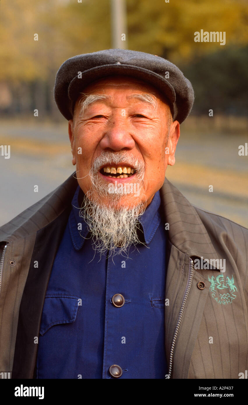 Vieux chinois avec barbe blanche, Parc Tiantan (Temple du Ciel), Beijing, Chine Banque D'Images