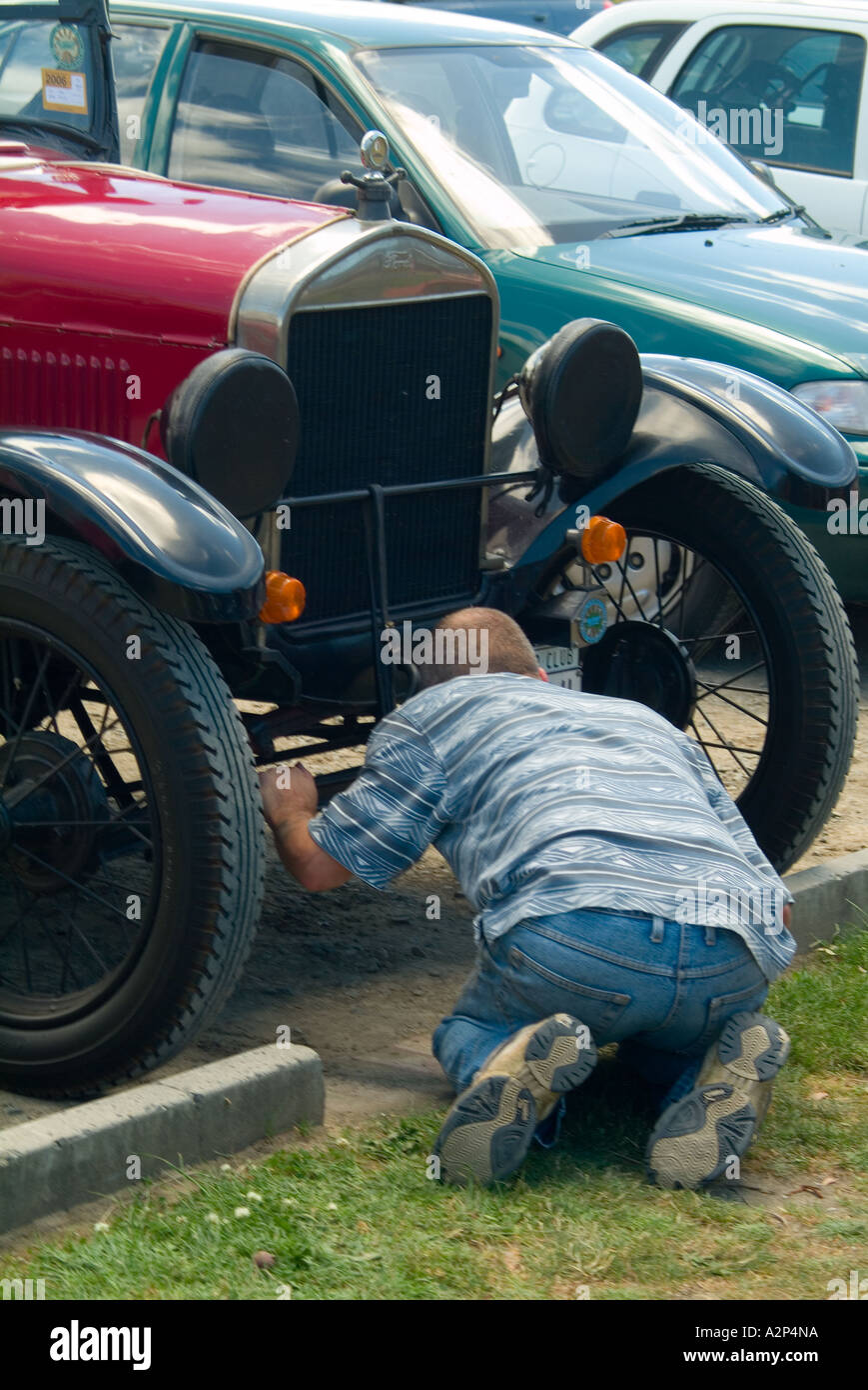 Un amateur de moteur inspecte la suspension d'une Ford Modèle T 1926 pickup Banque D'Images
