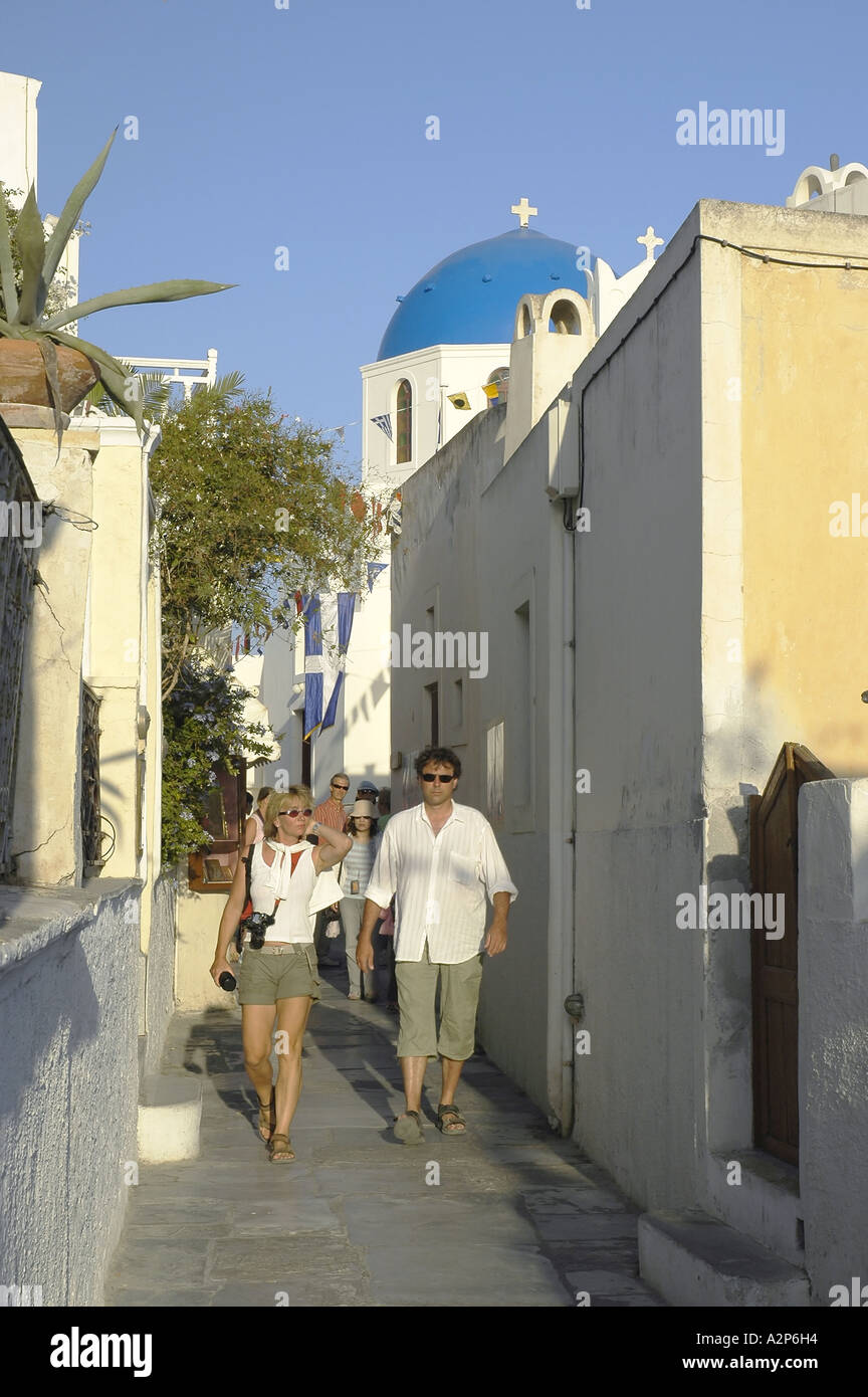 Quelques touristes dans les rues de Oia, Santorin, Grèce Banque D'Images