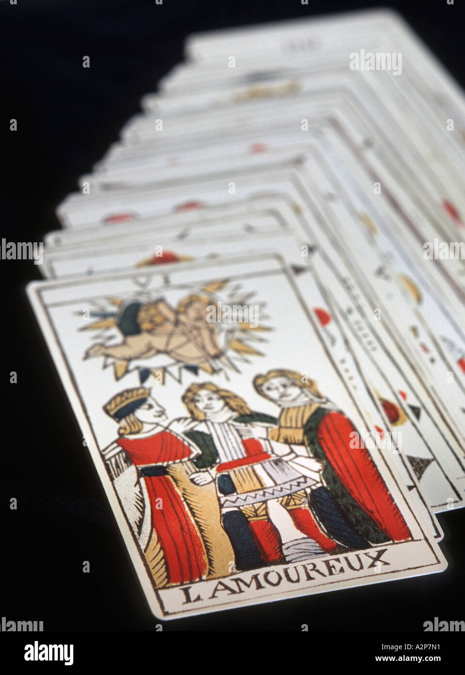 Propagation d'une plate-forme des cartes de tarot avec les amateurs sur le dessus Banque D'Images