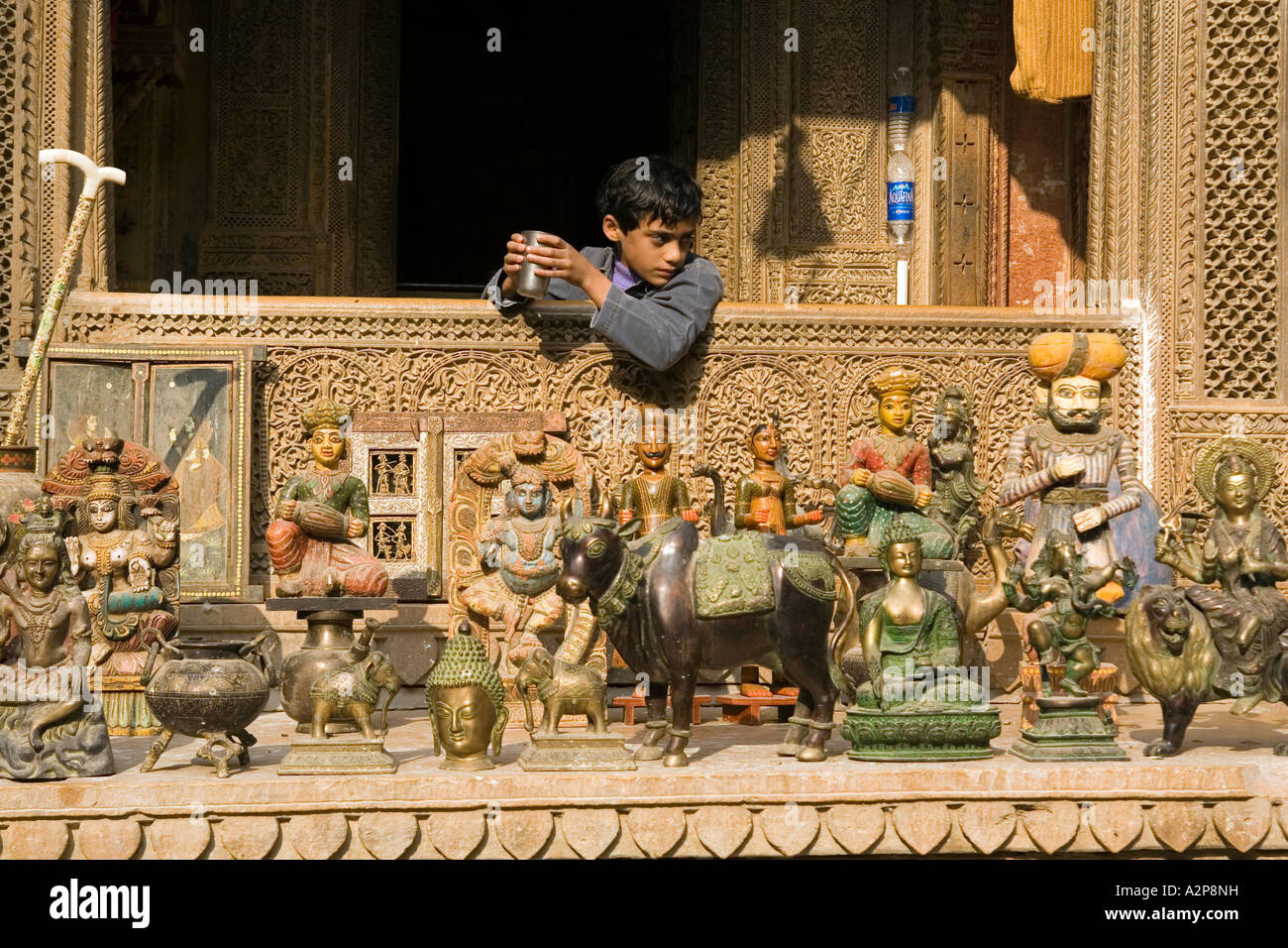 Inde Rajasthan Jaisalmer garçon en décrochage souvenirs entre windows de Patwon Ki Haveli Banque D'Images