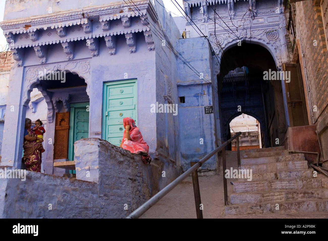 Inde Rajasthan Jodhpur vieille ville femmes au niveau de la route entre archway Banque D'Images