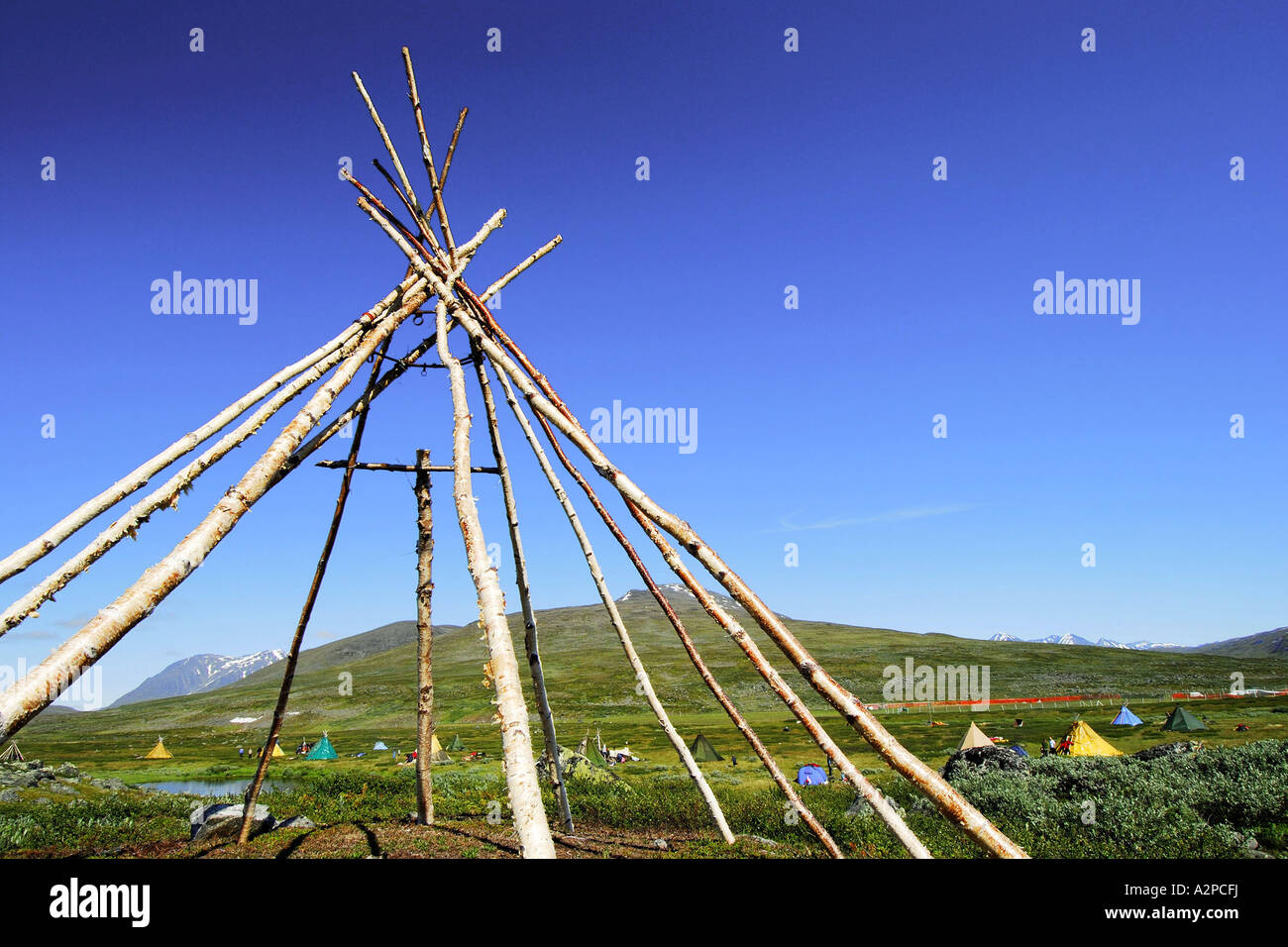 Un sami tentes en face de l'Akka, Suède, Norrbotten, Stora Sjoefallet NP Banque D'Images Un sami tentes en face de l'Akka, Suède, Norrbotten, Stora Sjoefallet NP Banque D'Images