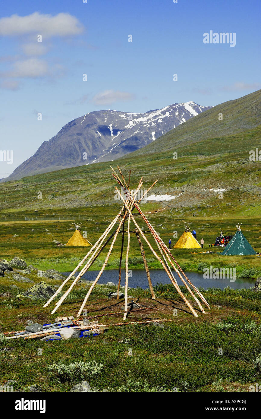 Un sami tentes en face de l'Akka, Suède, Norrbotten, Stora Sjoefallet NP Banque D'Images Un sami tentes en face de l'Akka, Suède, Norrbotten, Stora Sjoefallet NP Banque D'Images