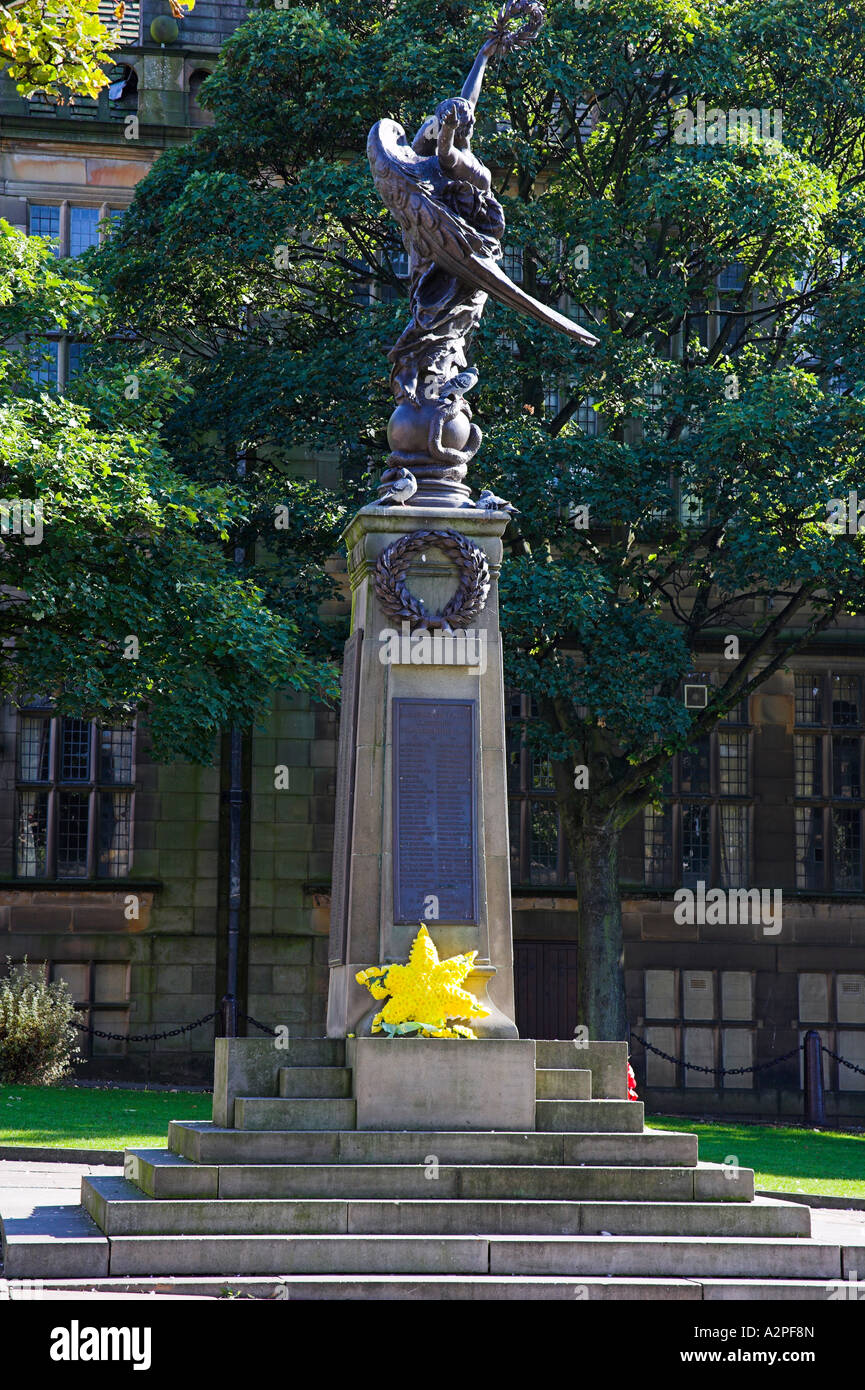 Le mémorial de guerre à Norfolk Square à Glossop Derbyshire Banque D'Images