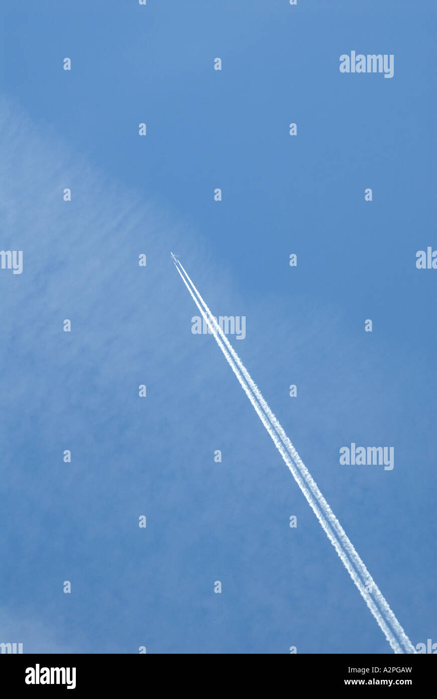 Jet à haute altitude et d'échappement de haut vol sur New York City Banque D'Images