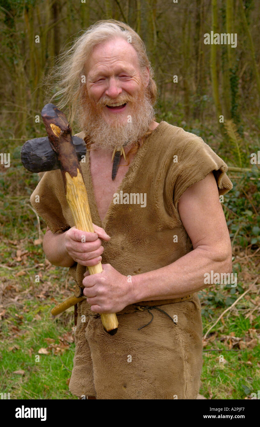 L'homme préhistorique de l'âge de pierre professionnel reenactor à silex ax qu'il a fait au Musée de la vie galloise Cardiff St Fagans Wales UK Banque D'Images