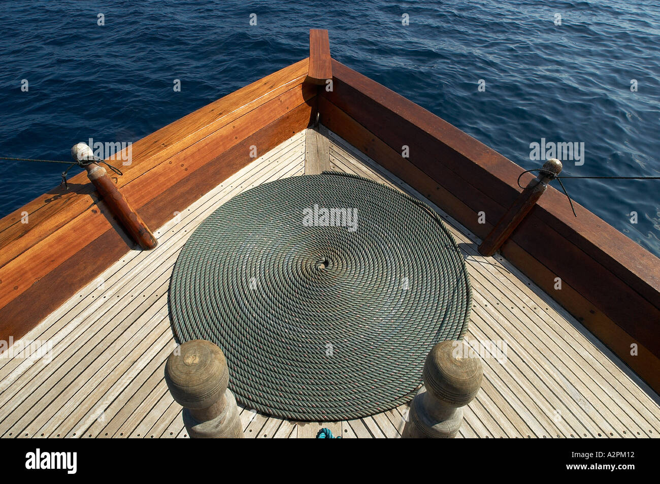 Bobine de corde sur la proue d'un petit bateau sur une mer tropicale Banque D'Images