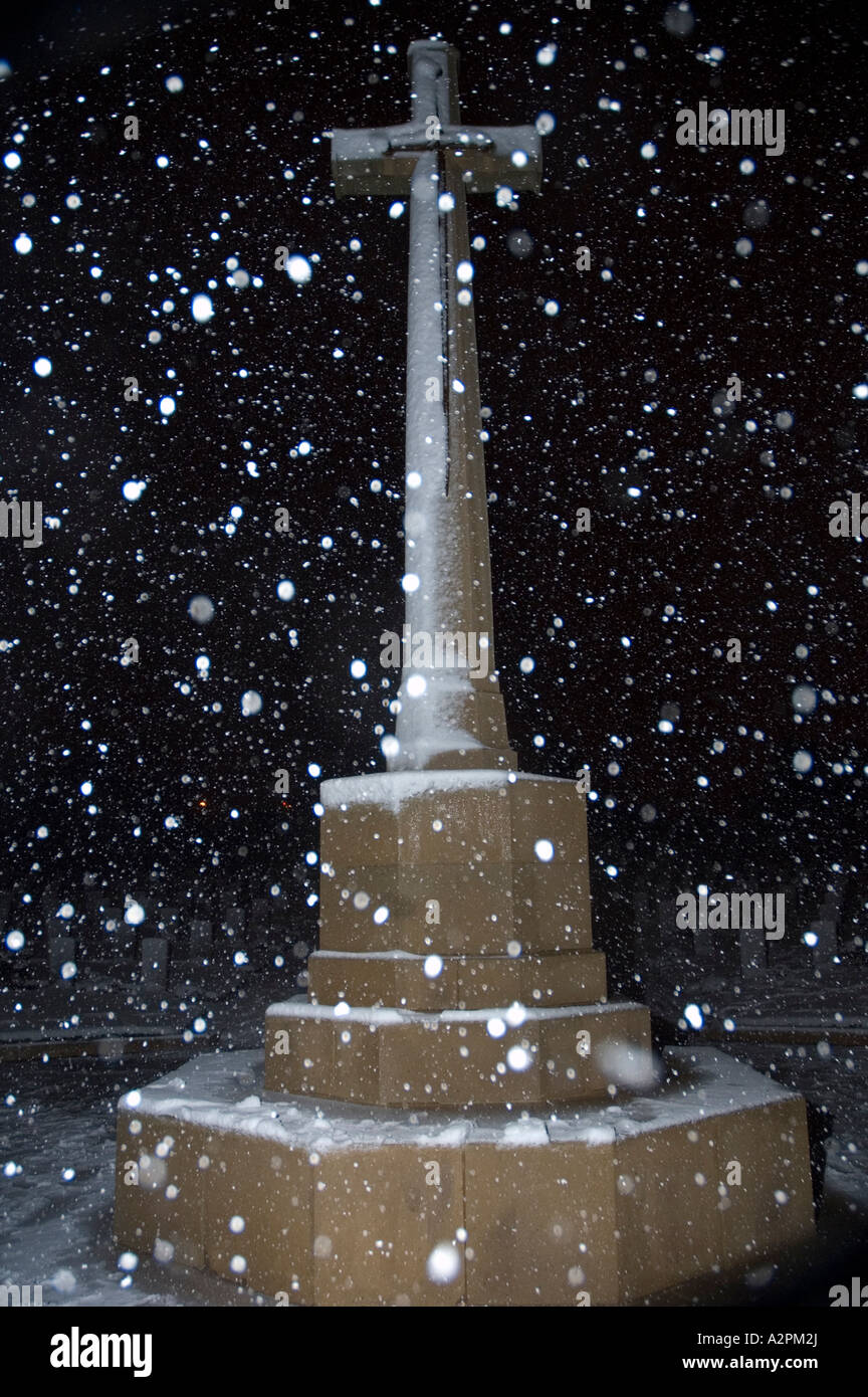 Israël Jérusalem Commonwealth cimetière de la Première Guerre mondiale, sur le mont Scopus flocons de neige qui tombent sur la Croix du souvenir Banque D'Images