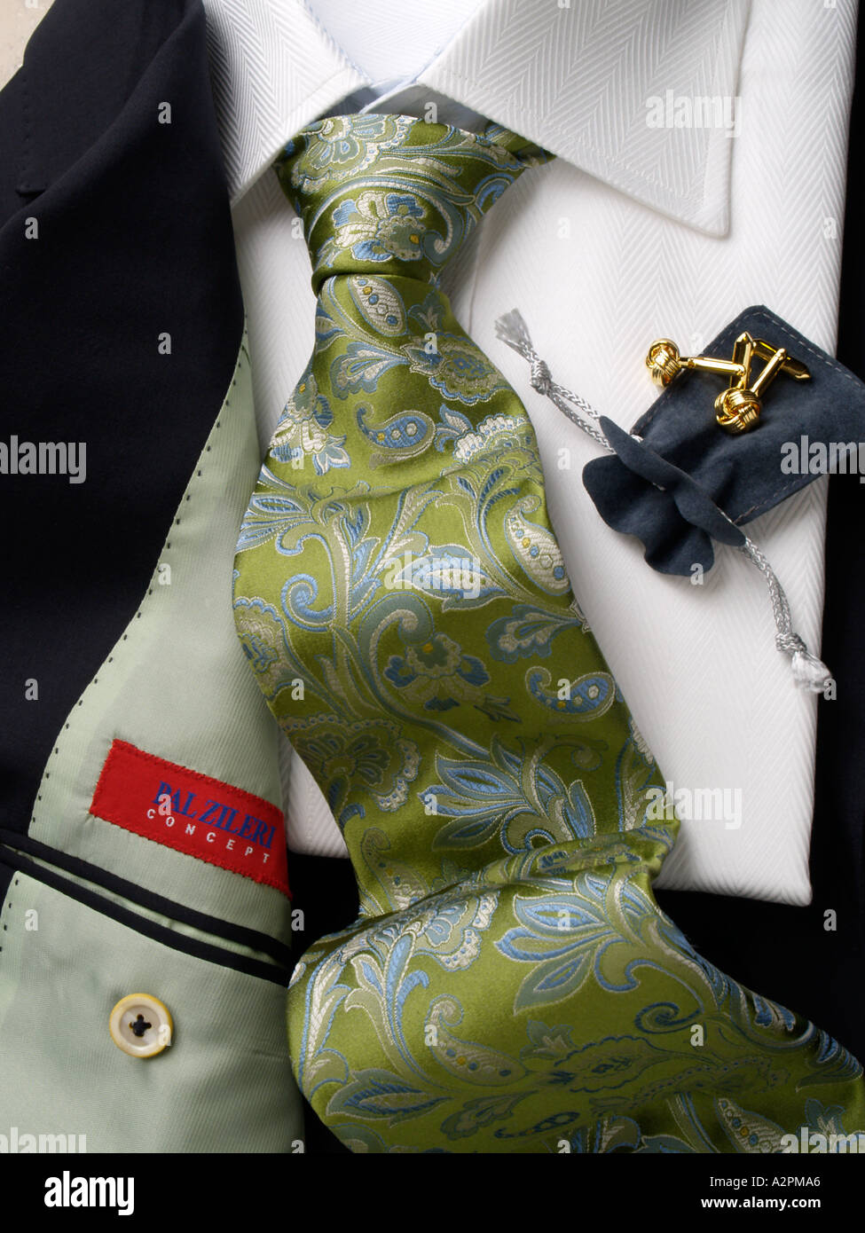 Pal Zileri costume italien de luxe blanc avec chemise et cravate verte avec  des boutons de manchette or Photo Stock - Alamy