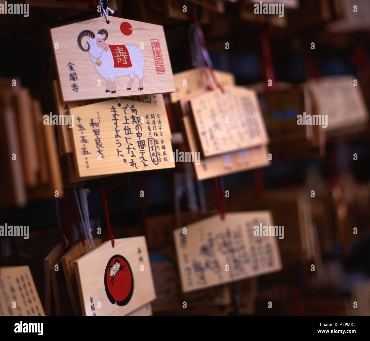 Les comprimés de prière à l'extérieur de Temple Kinkakuji Banque D'Images