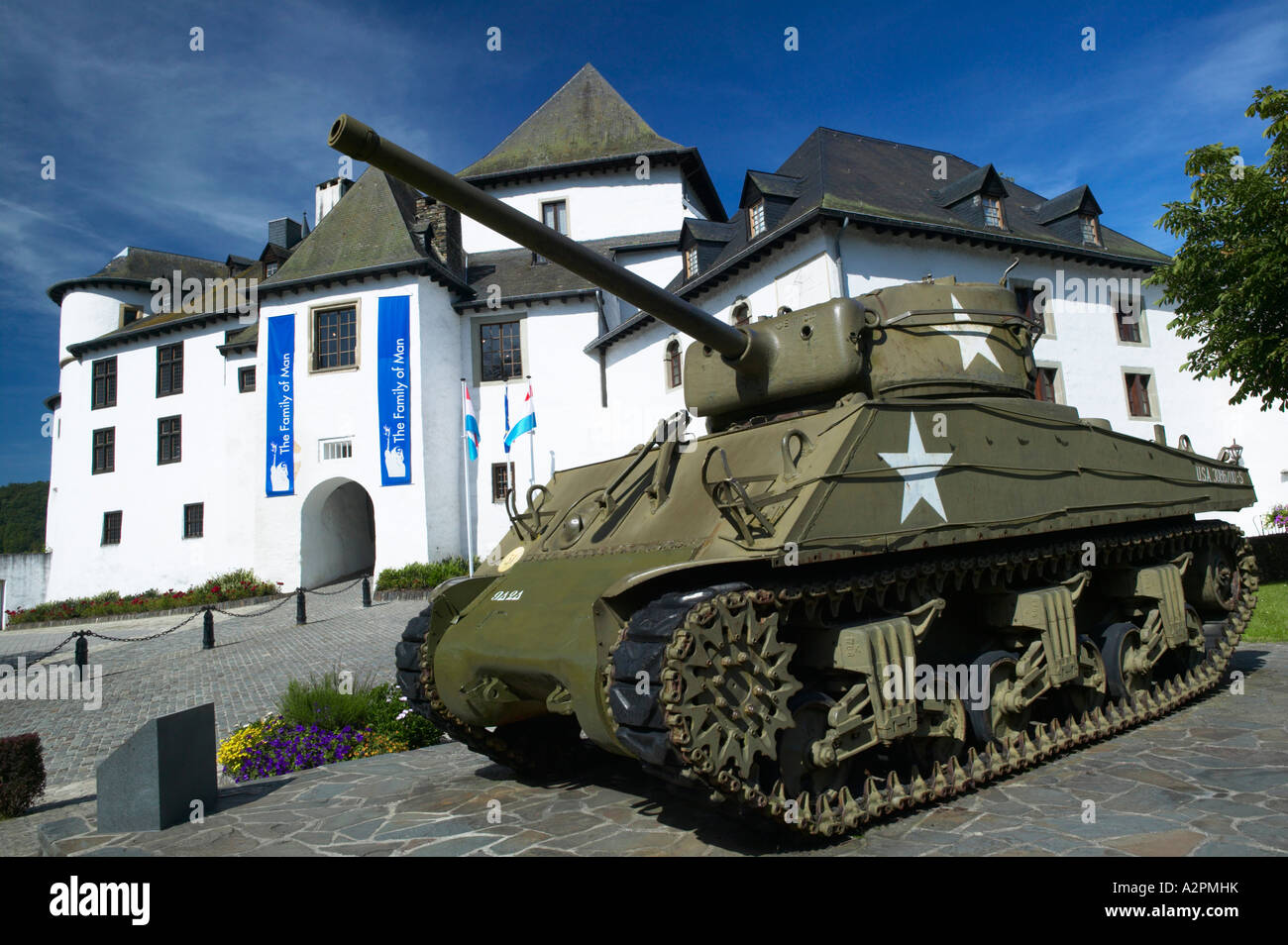 Château de Clervaux et Américains WWII tank, Luxembourg Ardennes, Luxembourg Banque D'Images