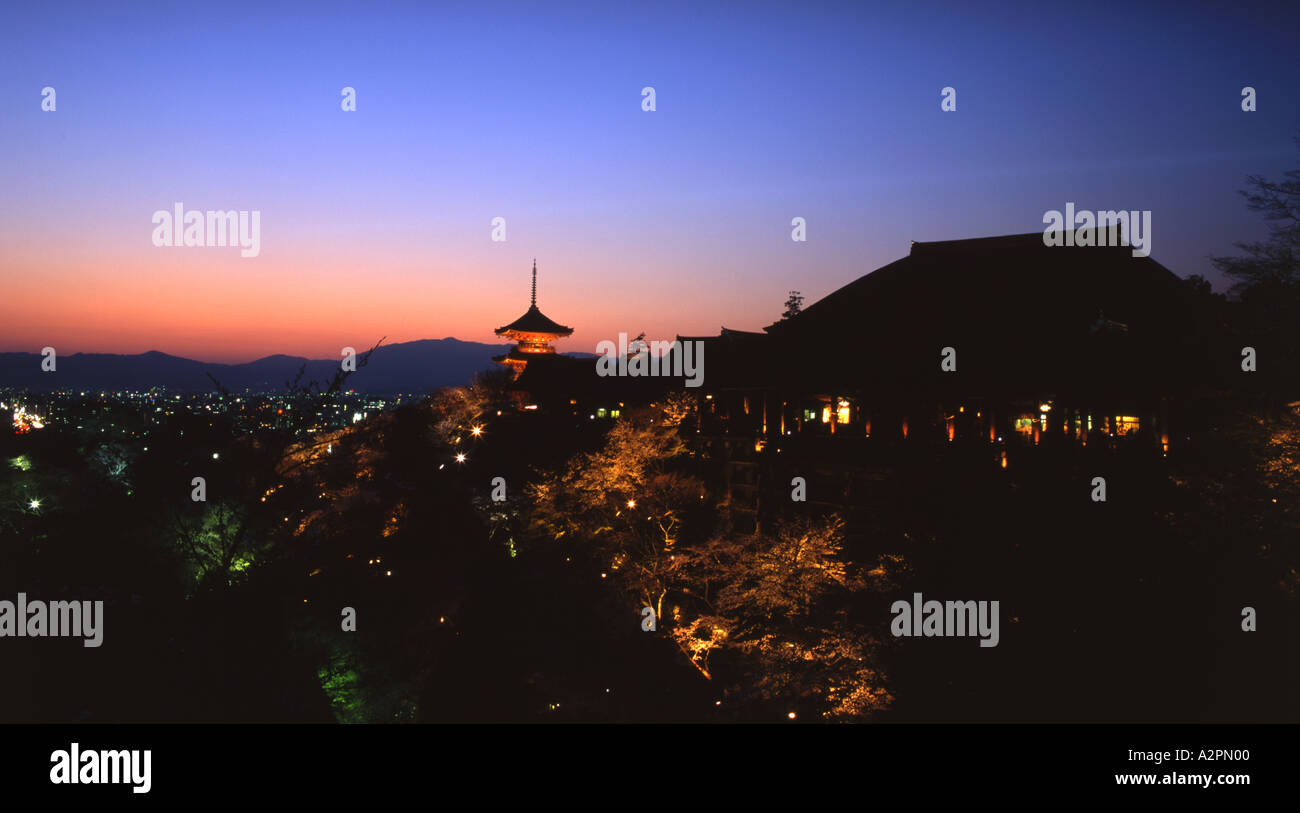 Coucher de soleil derrière Temple Kiyomizu et pagodes Banque D'Images