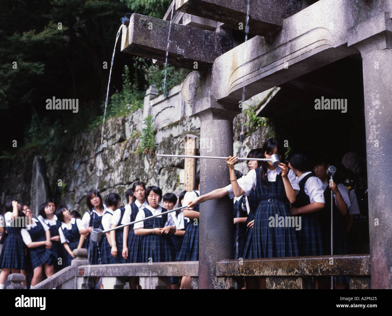 Les élèves écope l'eau du printemps à Kiyomizu Temple l'eau est dit d'offrir la longévité Banque D'Images