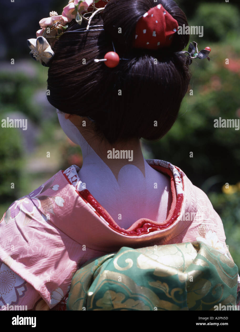 Fille de Geisha maiko stagiaire costume au jardin japonais de Kyoto Gion portant perruque obi kimono parasol makeup Banque D'Images