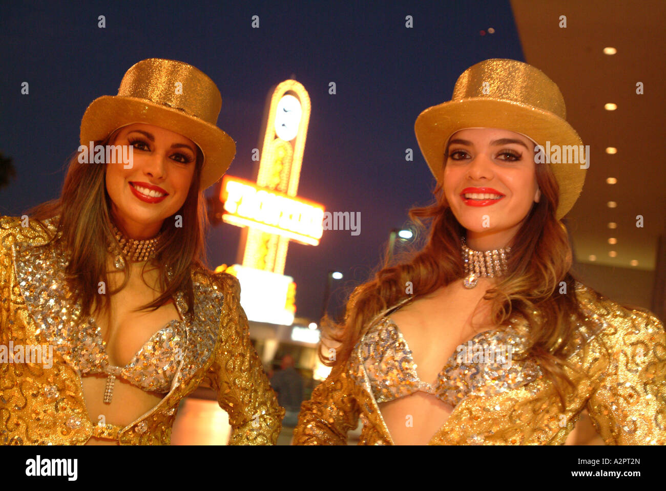 Seulement en dehors de la rédaction Showgirls trendy Fashion Show Mall sur le Strip de Las Vegas NMR Banque D'Images
