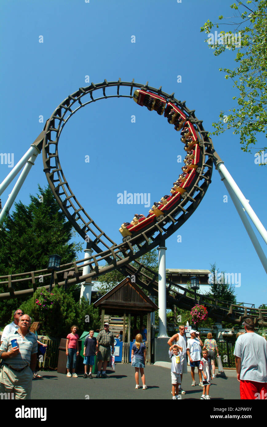 Un rollercoaster spirales twists les boucles boucle au-dessus de lui à Hershey Park Banque D'Images