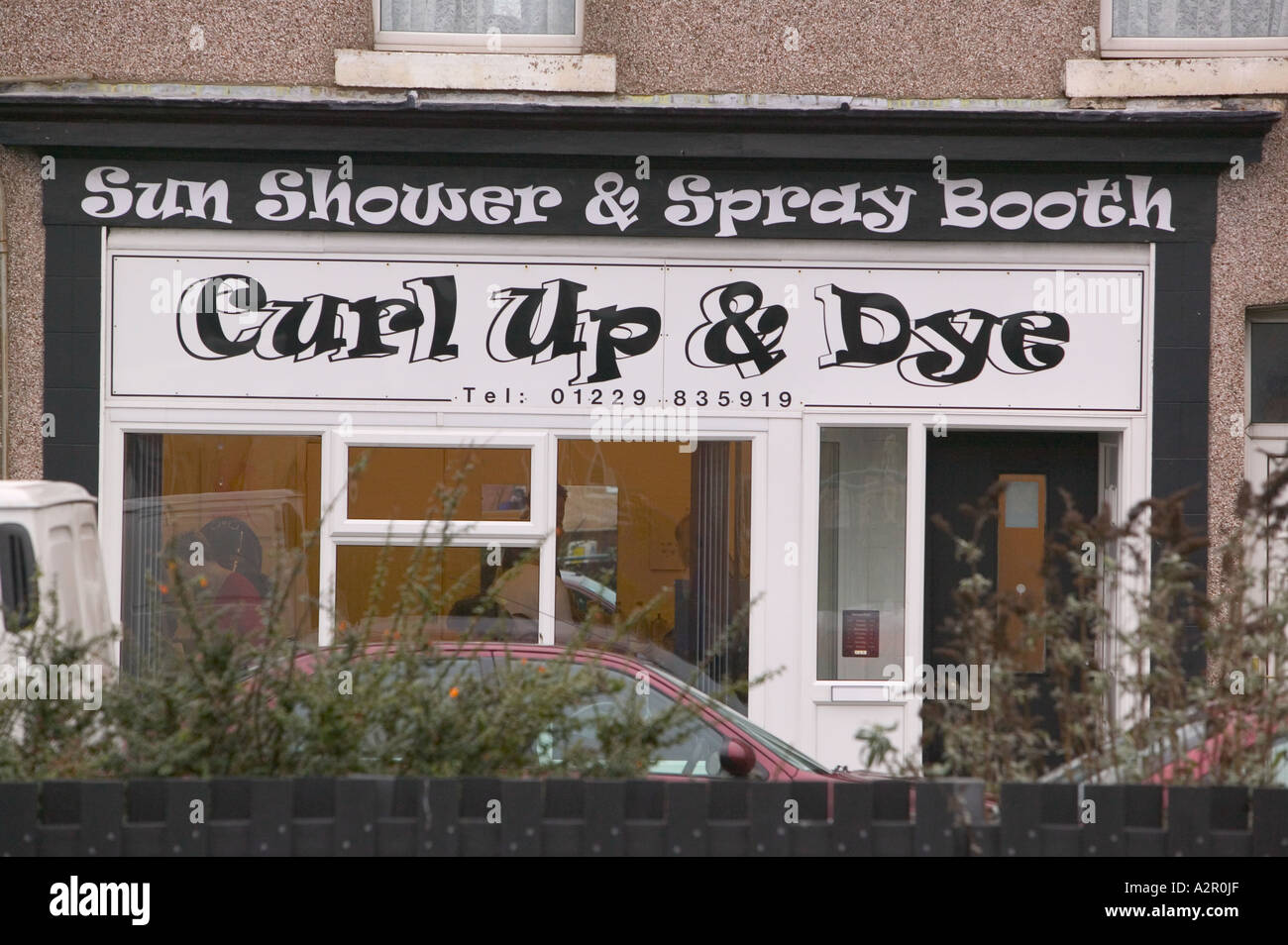 Une drôle de nom de magasin pour une coiffure à Barrow in Furness, Cumbria, Royaume-Uni Banque D'Images