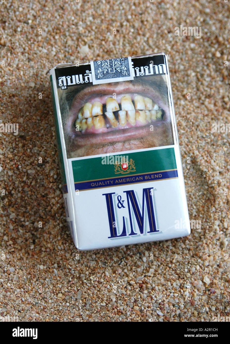 Fumeurs d'alerte sur un paquet de cigarettes en Thaïlande. Banque D'Images