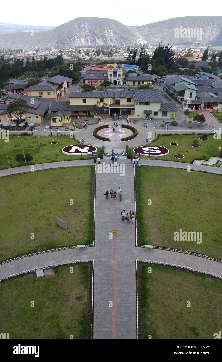 Ligne de l'Équateur et de la ville de Mitad del Mundo (le Milieu du Monde) du monument Mitad del Mundo près de Quito, Équateur Banque D'Images