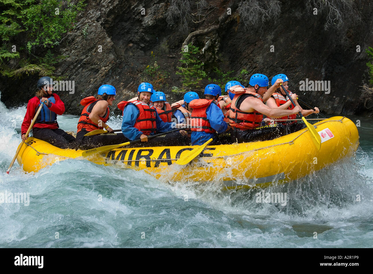 Tout sourire le rafting sur la rivière Kananaskis froid Canoe Meadows Alberta Canada Banque D'Images