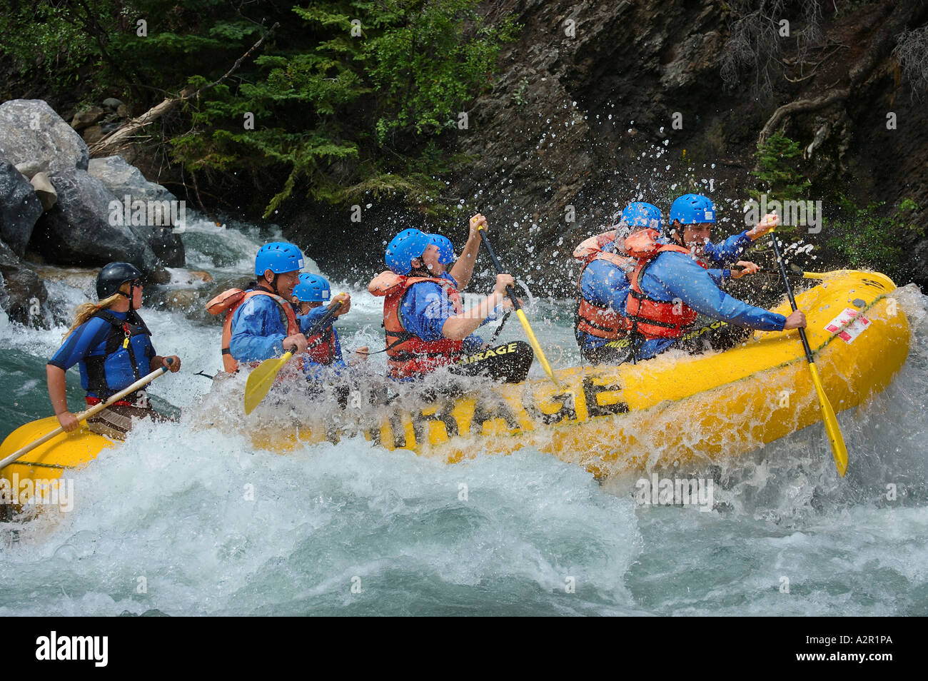 Sensation frisson le rafting sur la rivière Kananaskis Alberta Canada Banque D'Images
