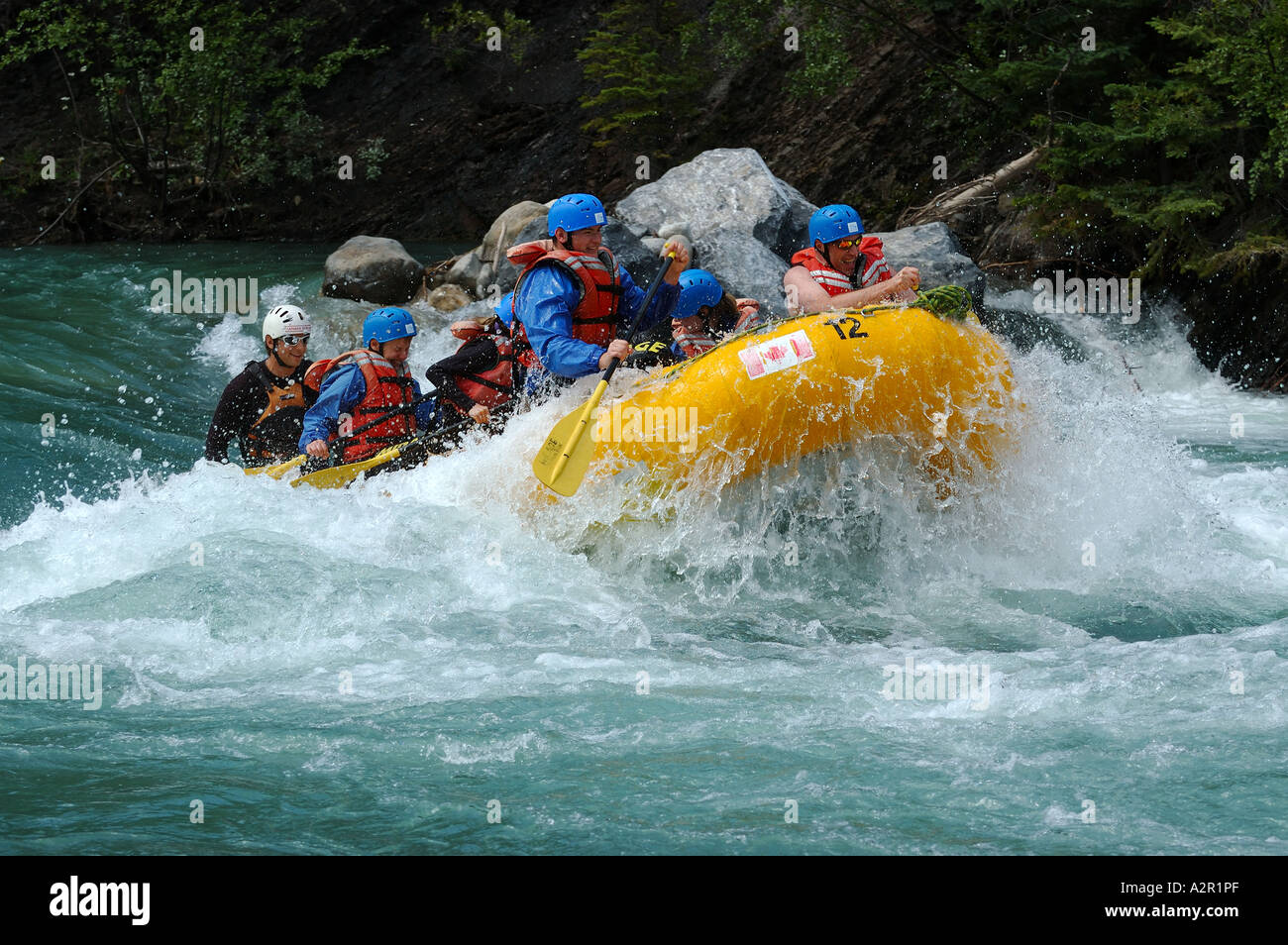 Radeau en suspension dans l'eau blanche sur la rivière Kananaskis de Alberta Canada Banque D'Images