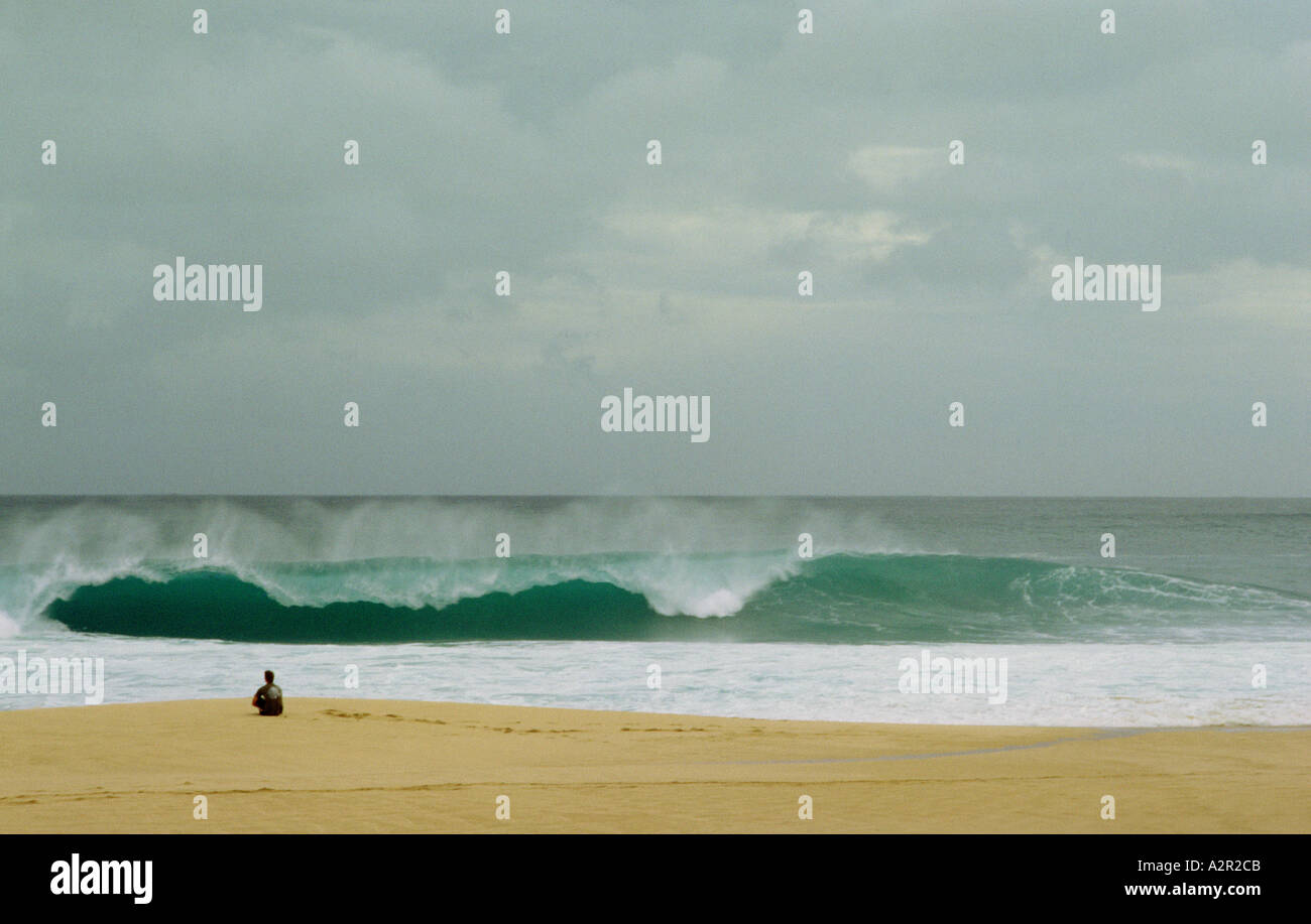 Homme seul sur Sunset Beach à Oahu, Hawaii Banque D'Images