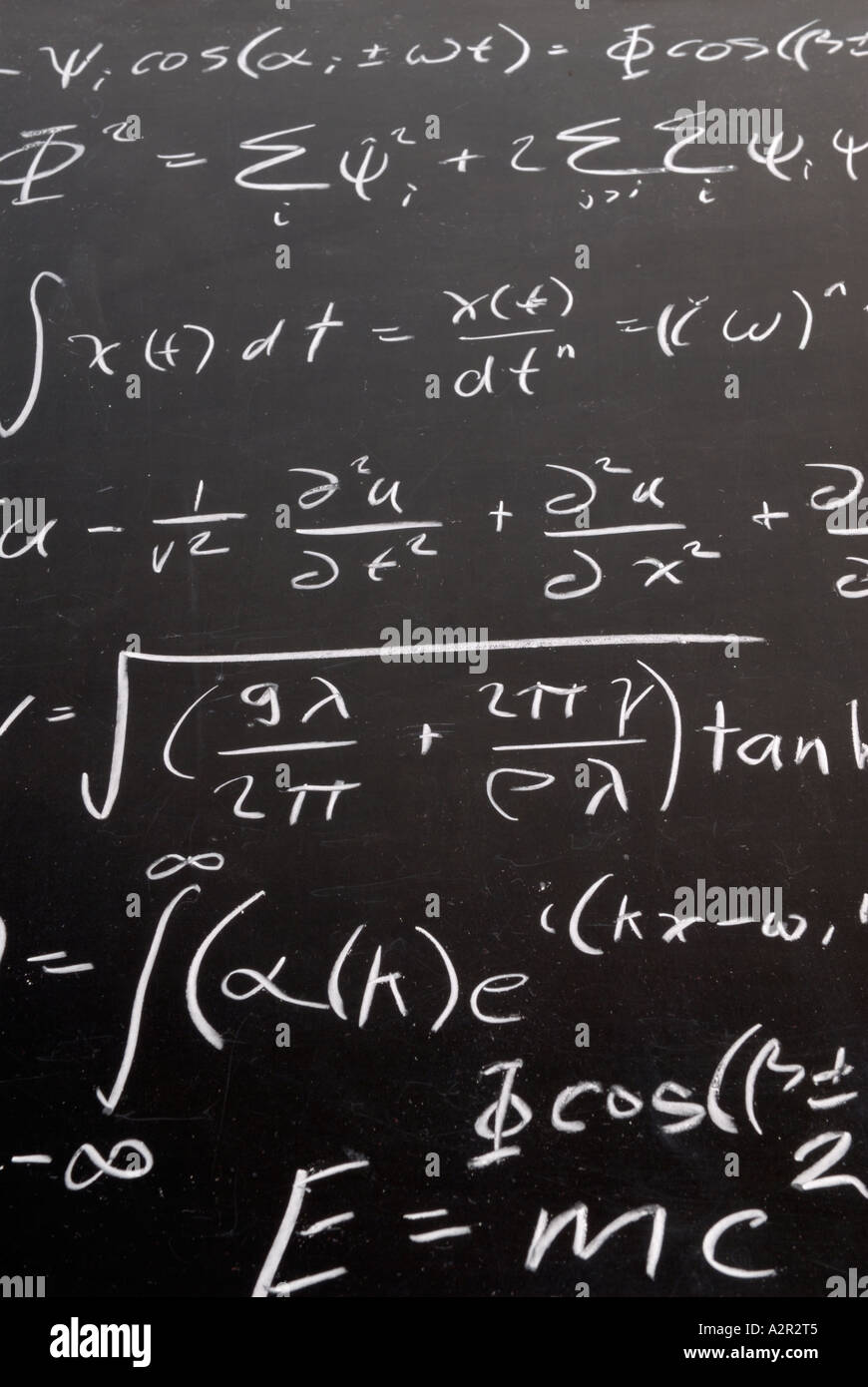 Équation d'onde mathématiques complexes se terminant par la formule e =mc2 avec la craie sur un tableau noir Banque D'Images
