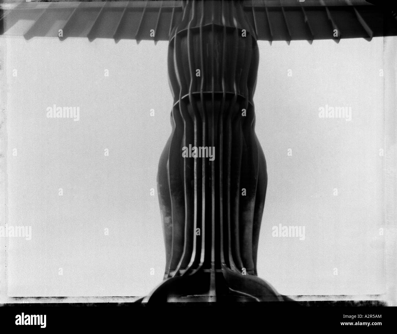 L'ange du nord à gateshead ailes sont 54 mètres (175 pieds) de large - image pinhole metal sculpture Anthony Gormley Banque D'Images L'ange du nord à gateshead ailes sont 54 mètres (175 pieds) de large - image pinhole metal sculpture Anthony Gormley Banque D'Images