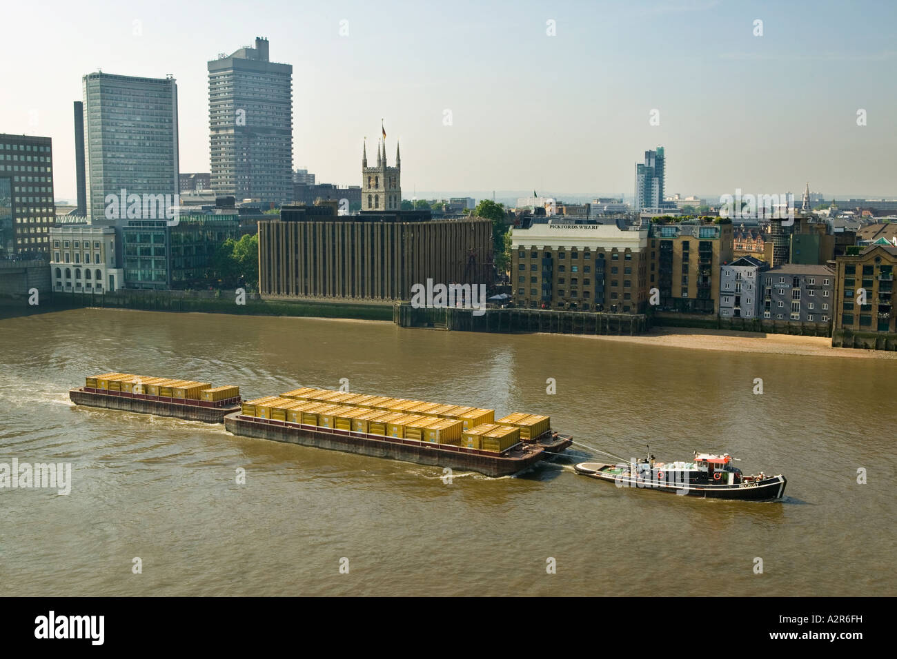 Bateau remorqueur chaland tire de conteneurs jusqu'tamise Londres Banque D'Images