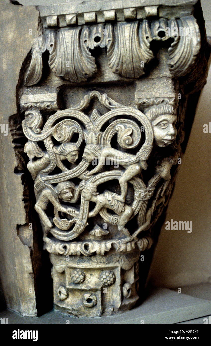 Chapiteau en pierre roman d'époque du XIIe siècle avec des figures humaines stylisées complexes entrelacées dans des vrilles de vigne, Cité de l'Architecture et du Patrimoine, Paris France Banque D'Images