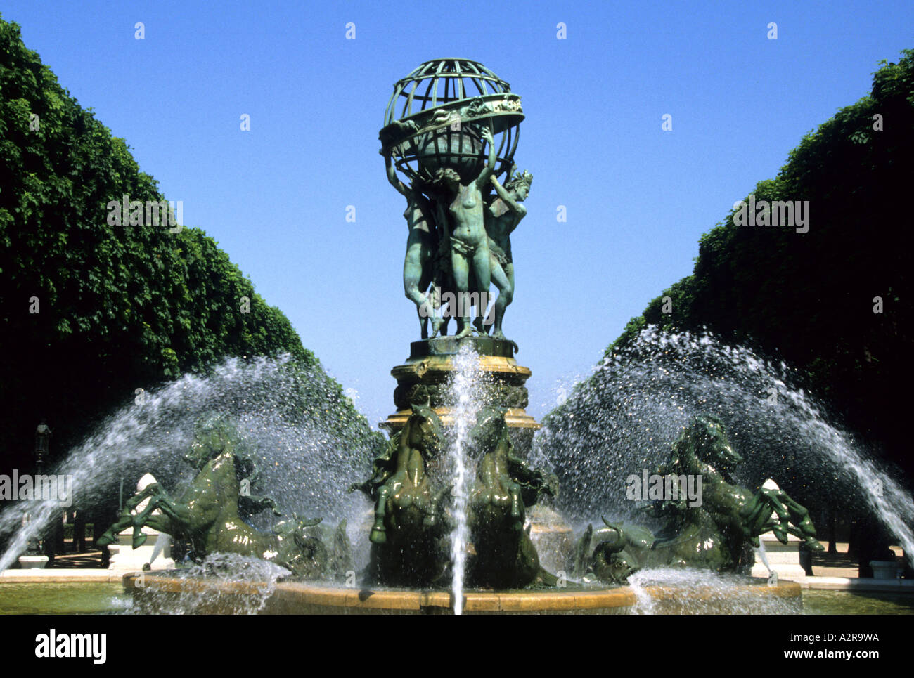 France fontaine de jardin de l'Observatoire de Paris les quatre parties du monde, à proximité du Jardin du Luxembourg Banque D'Images