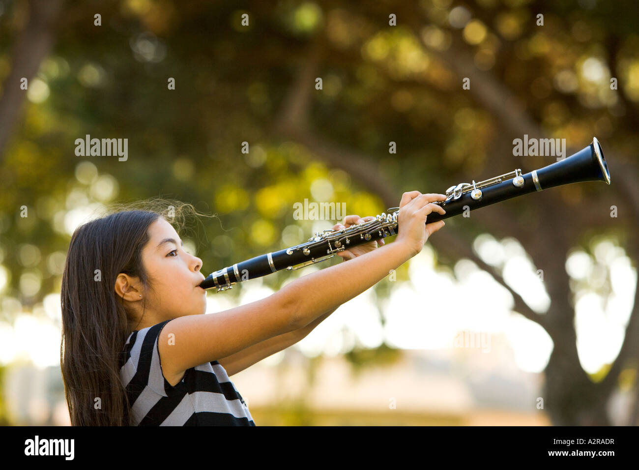 Une jeune fille de 10 ans joue sa clarinette dans un parc Los Angeles California Model Publié Banque D'Images